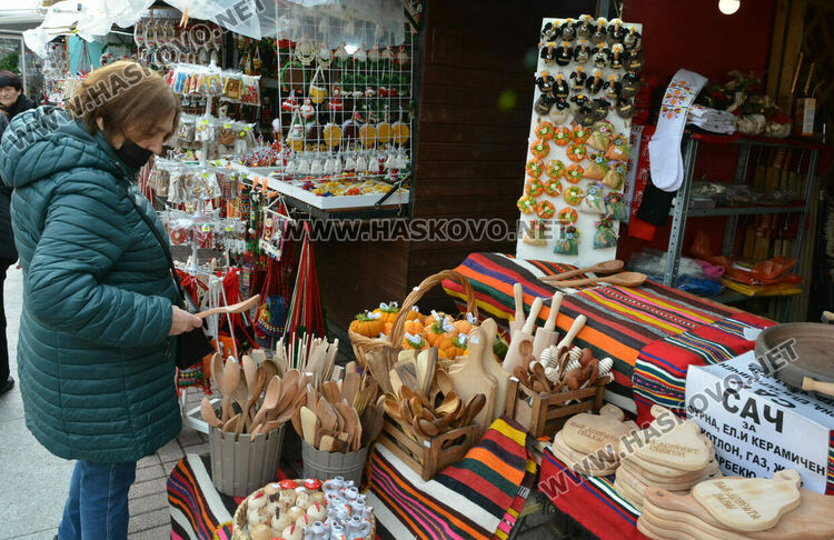 Яйца от кокошки на диета и тава за пияно пиле на базара в центъра на Хасково