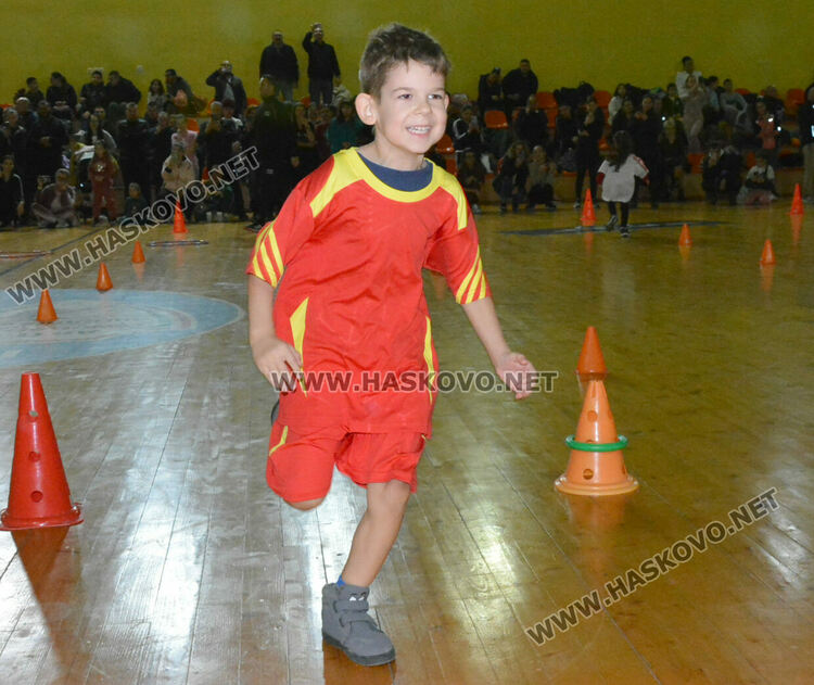 Стотици деца и родители в щури спортни състезания в зала „Спартак“