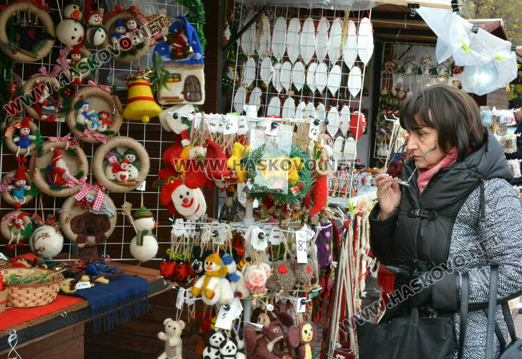 Яйца от кокошки на диета и тава за пияно пиле на базара в центъра на Хасково