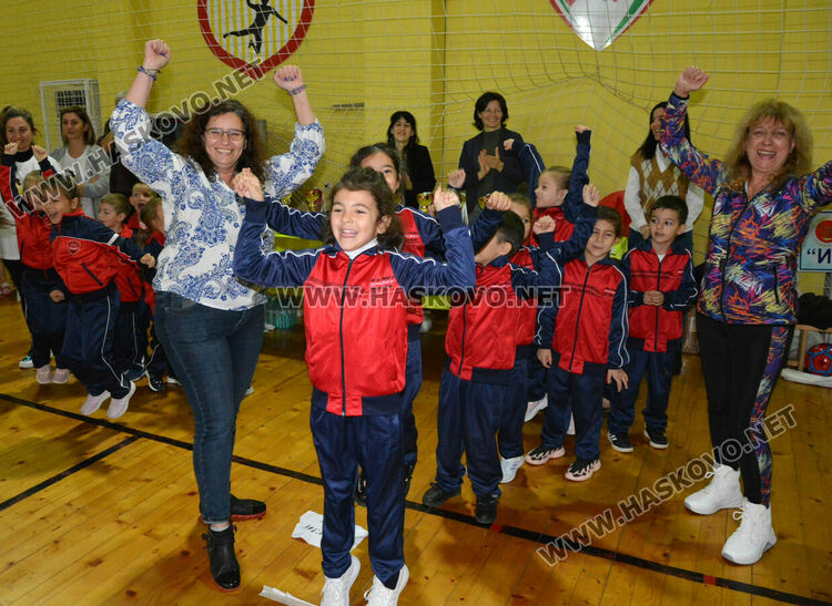 Стотици деца и родители в щури спортни състезания в зала „Спартак“