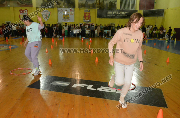 Стотици деца и родители в щури спортни състезания в зала „Спартак“