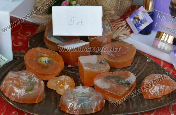 Яйца от кокошки на диета и тава за пияно пиле на базара в центъра на Хасково