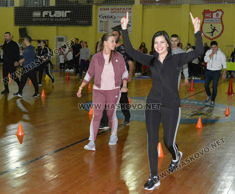 Стотици деца и родители в щури спортни състезания в зала „Спартак“