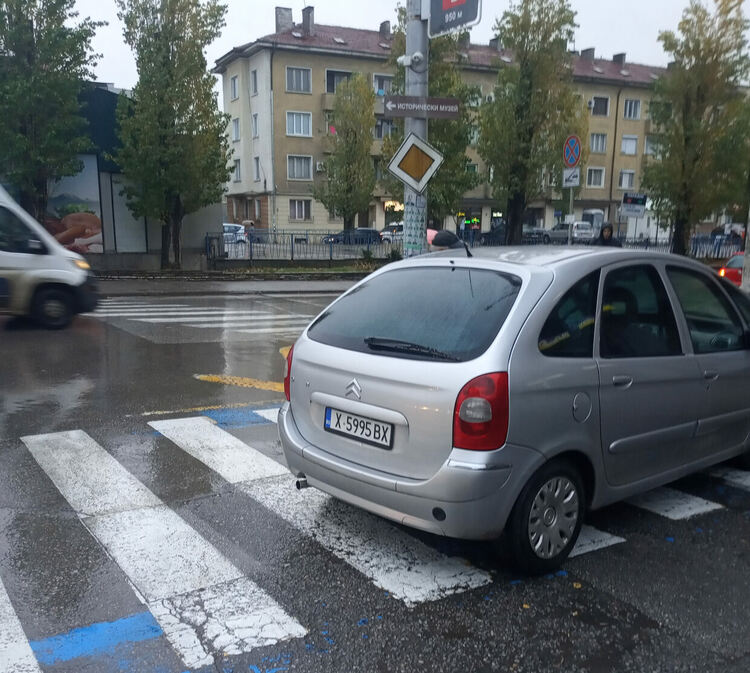 Хасковлия: Водач паркира кола на пешеходната пътека пред Първа поликлиника