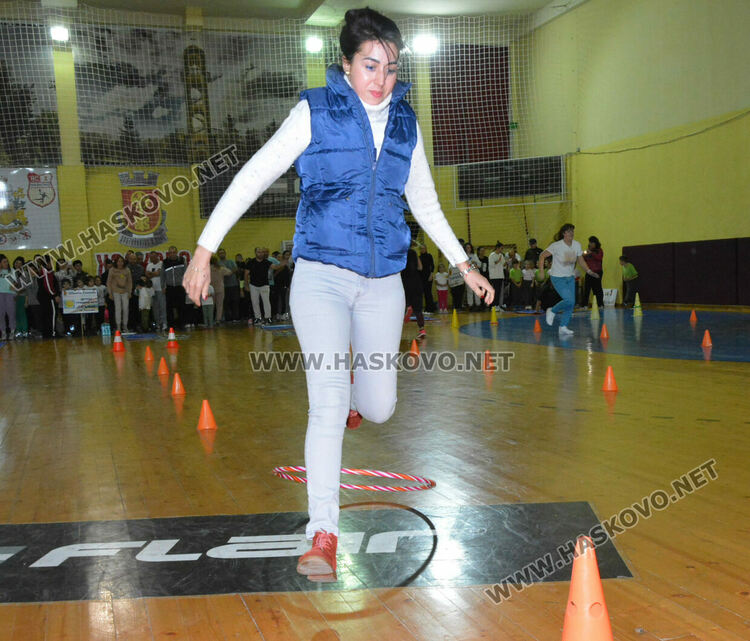 Стотици деца и родители в щури спортни състезания в зала „Спартак“