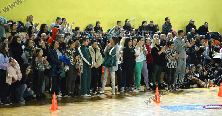 Стотици деца и родители в щури спортни състезания в зала „Спартак“