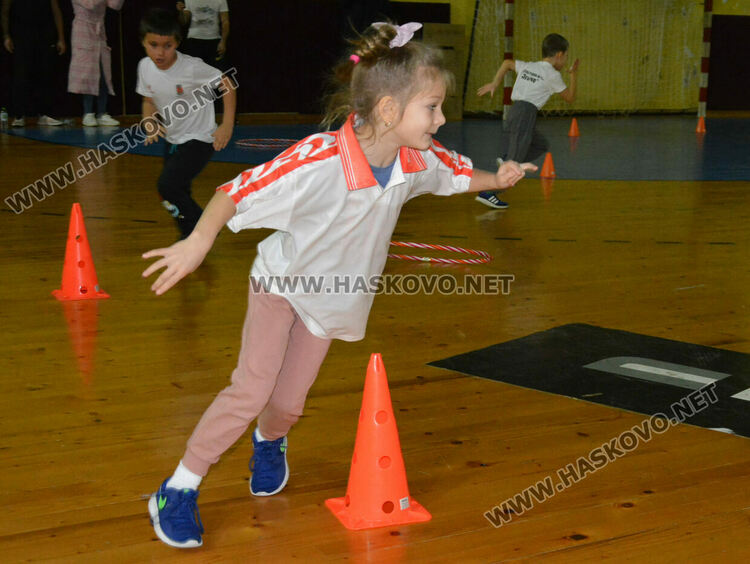 Стотици деца и родители в щури спортни състезания в зала „Спартак“