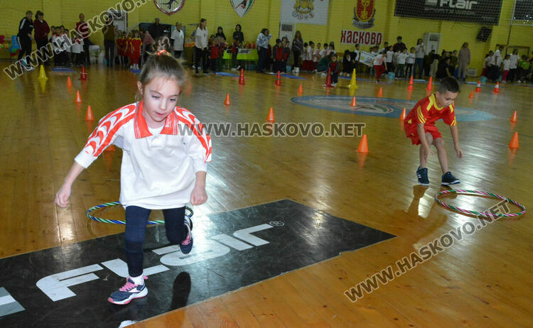 Стотици деца и родители в щури спортни състезания в зала „Спартак“