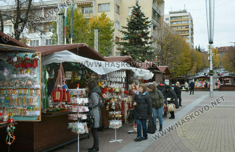Яйца от кокошки на диета и тава за пияно пиле на базара в центъра на Хасково
