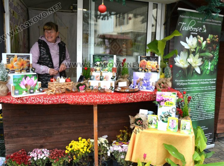 Яйца от кокошки на диета и тава за пияно пиле на базара в центъра на Хасково