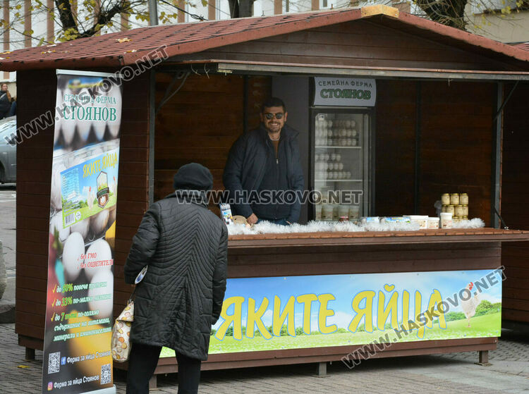 Яйца от кокошки на диета и тава за пияно пиле на базара в центъра на Хасково