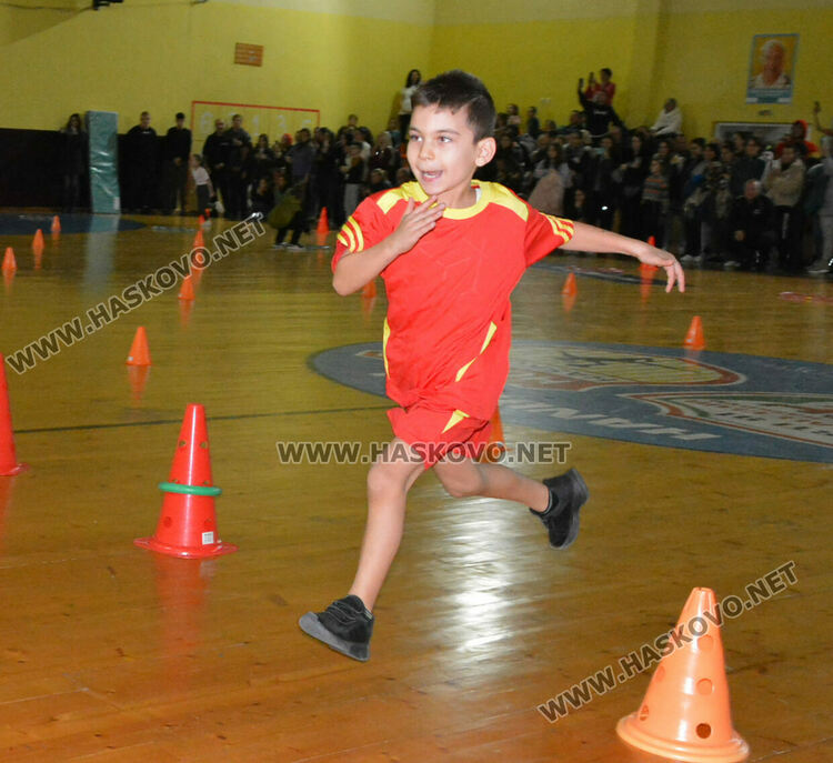 Стотици деца и родители в щури спортни състезания в зала „Спартак“