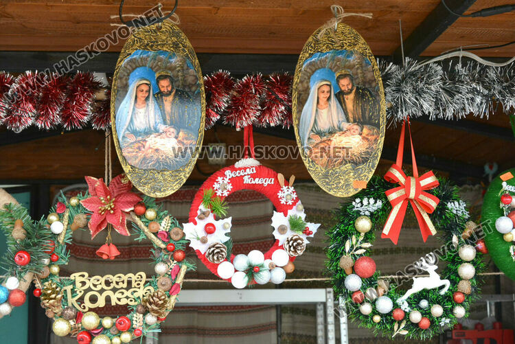 Яйца от кокошки на диета и тава за пияно пиле на базара в центъра на Хасково