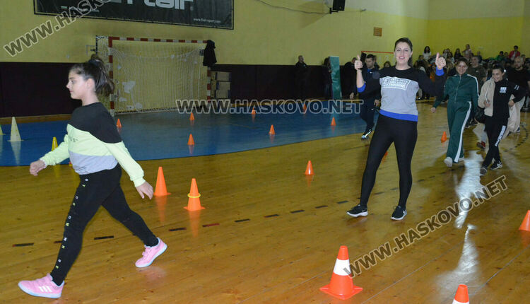 Стотици деца и родители в щури спортни състезания в зала „Спартак“