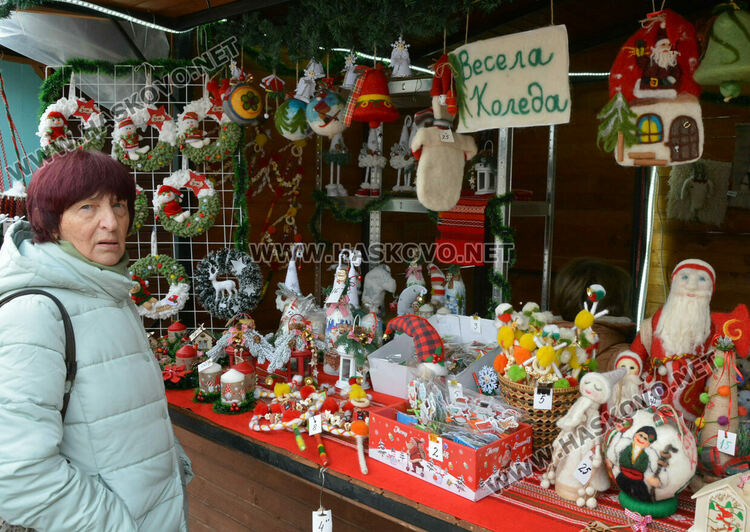 Яйца от кокошки на диета и тава за пияно пиле на базара в центъра на Хасково