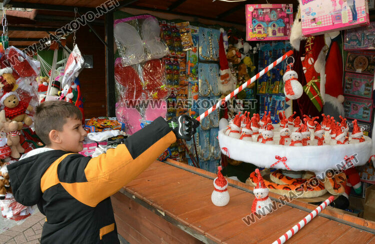 Яйца от кокошки на диета и тава за пияно пиле на базара в центъра на Хасково