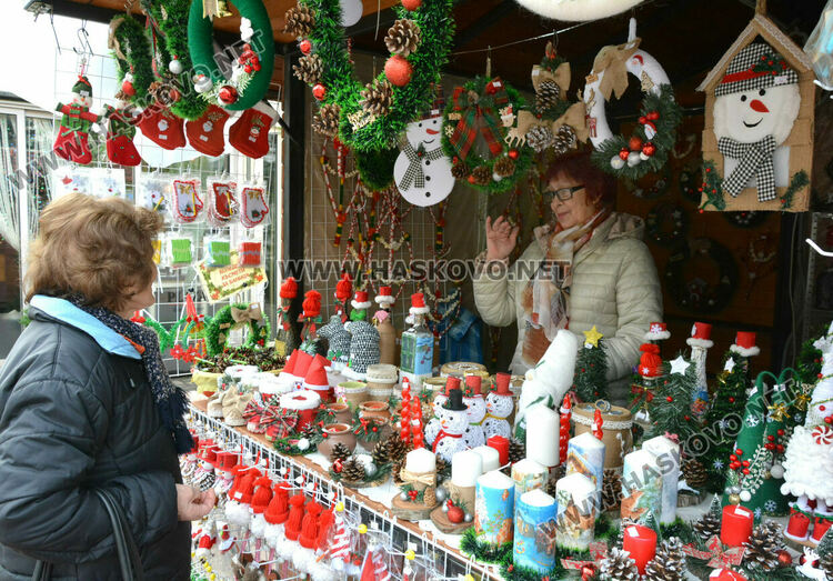 Яйца от кокошки на диета и тава за пияно пиле на базара в центъра на Хасково