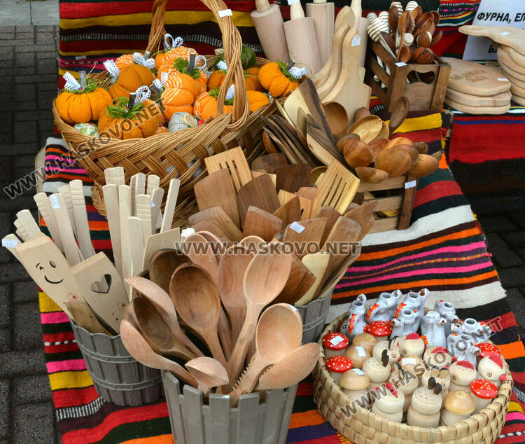 Яйца от кокошки на диета и тава за пияно пиле на базара в центъра на Хасково