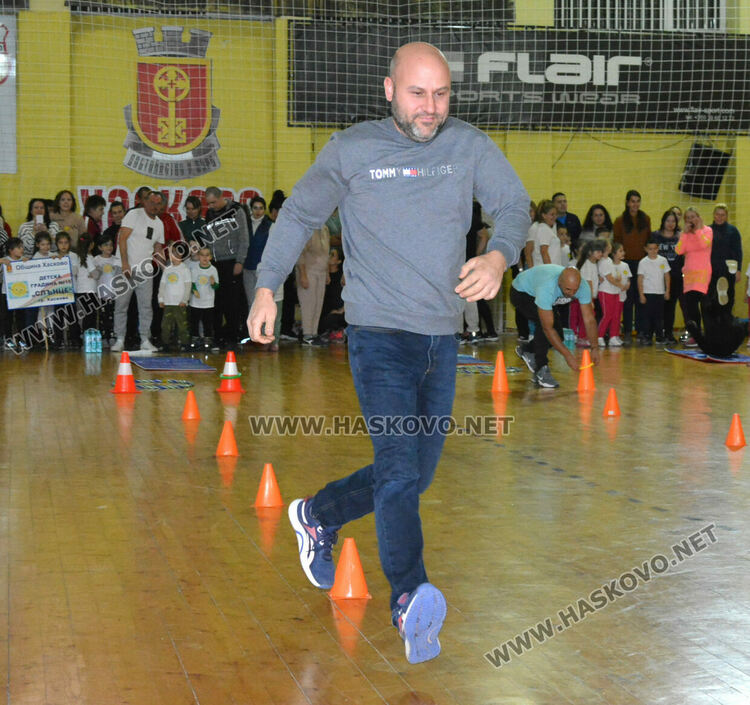 Стотици деца и родители в щури спортни състезания в зала „Спартак“