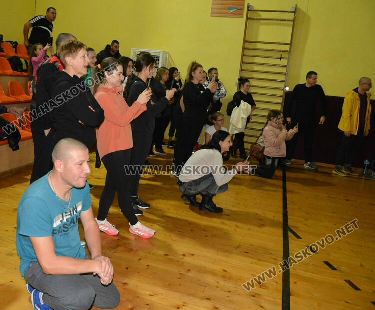 Стотици деца и родители в щури спортни състезания в зала „Спартак“