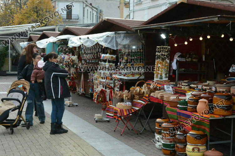 Яйца от кокошки на диета и тава за пияно пиле на базара в центъра на Хасково