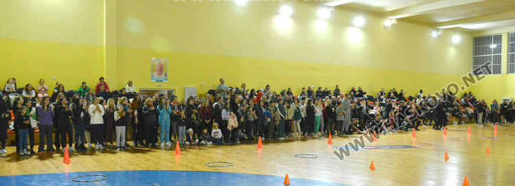 Стотици деца и родители в щури спортни състезания в зала „Спартак“