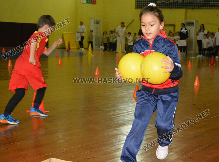 Стотици деца и родители в щури спортни състезания в зала „Спартак“