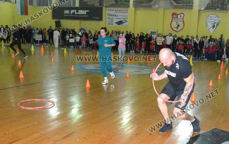 Стотици деца и родители в щури спортни състезания в зала „Спартак“