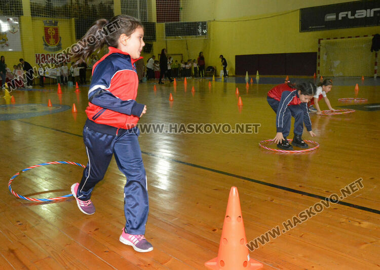 Стотици деца и родители в щури спортни състезания в зала „Спартак“