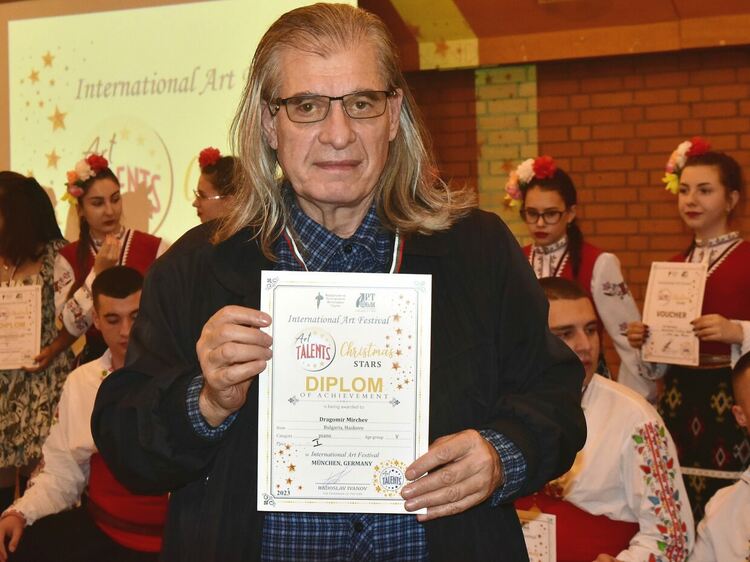 Фестивалът "Коледни звезди" в Мюнхен отличи хасковския творец Драгомир Мирчев