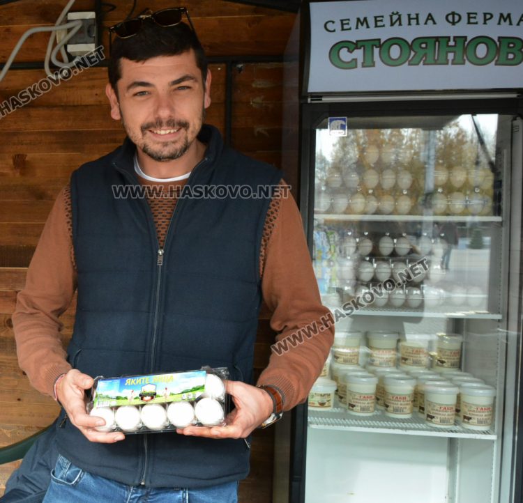 Яйца от кокошки на диета и тава за пияно пиле на базара в центъра на Хасково