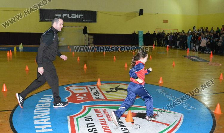 Стотици деца и родители в щури спортни състезания в зала „Спартак“