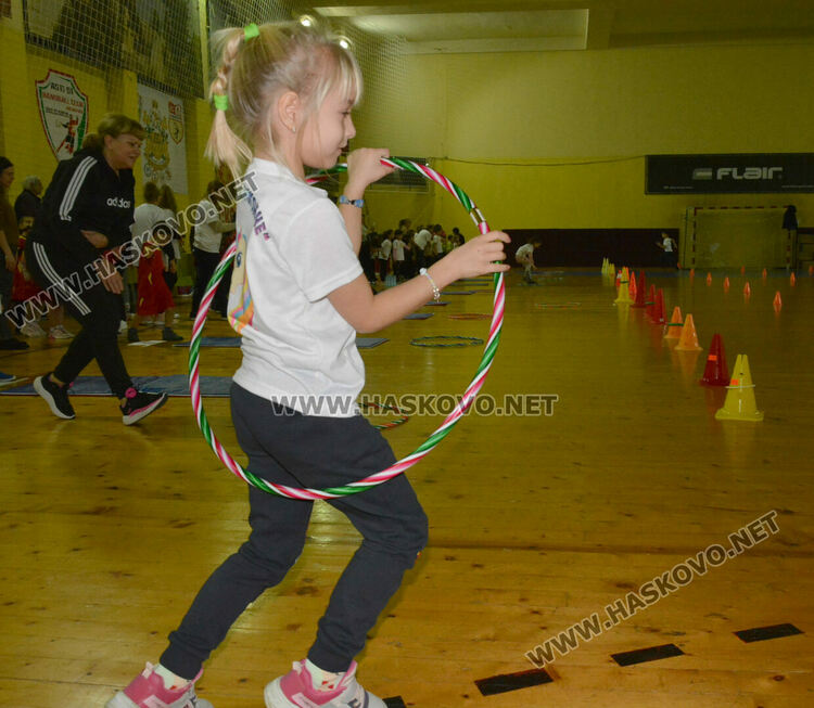 Стотици деца и родители в щури спортни състезания в зала „Спартак“