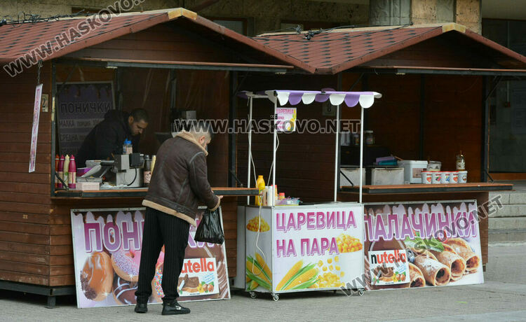 Яйца от кокошки на диета и тава за пияно пиле на базара в центъра на Хасково