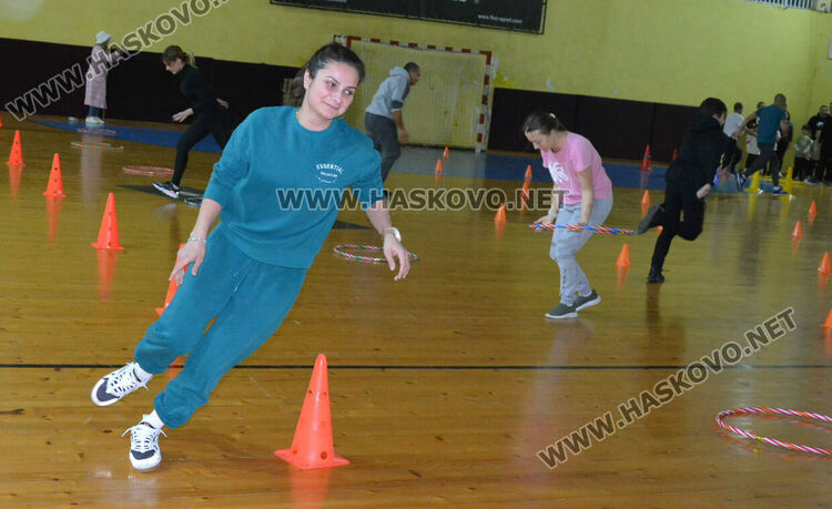 Стотици деца и родители в щури спортни състезания в зала „Спартак“