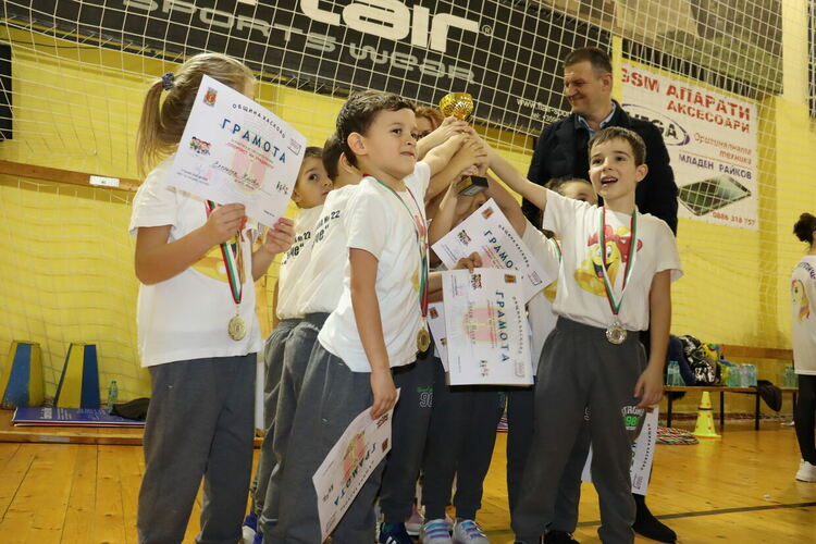 Стотици деца и родители в щури спортни състезания в зала „Спартак“