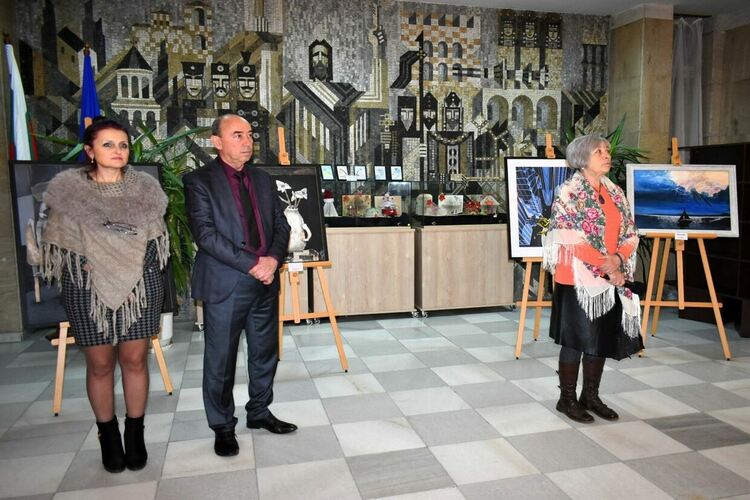 Местни художници събраха свои творби в изложбата "Приказки за Коледа"