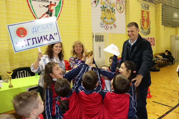 Стотици деца и родители в щури спортни състезания в зала „Спартак“