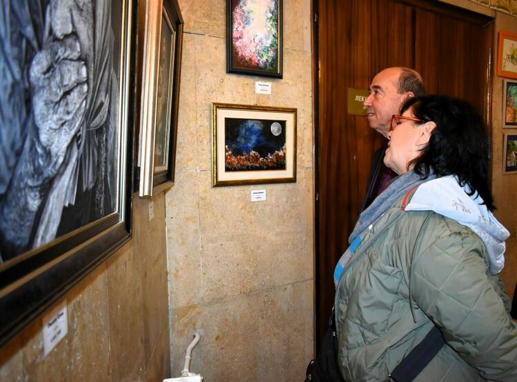 Местни художници събраха свои творби в изложбата "Приказки за Коледа"