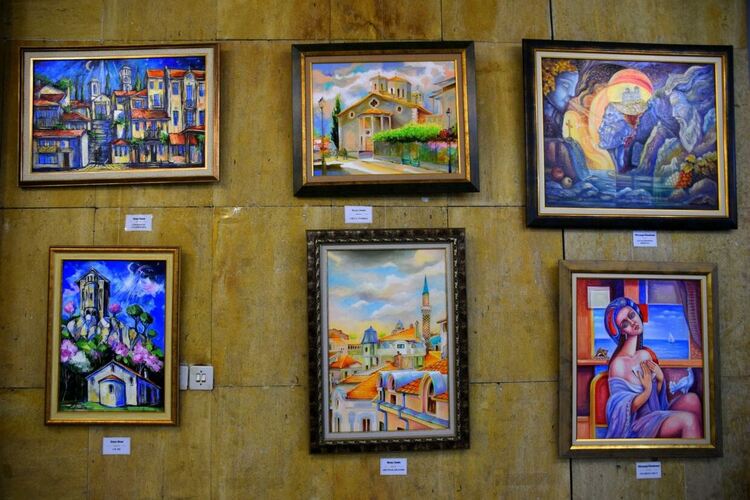 Местни художници събраха свои творби в изложбата "Приказки за Коледа"