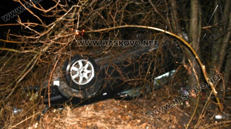Кола се обърна по таван в канавка край Хасково