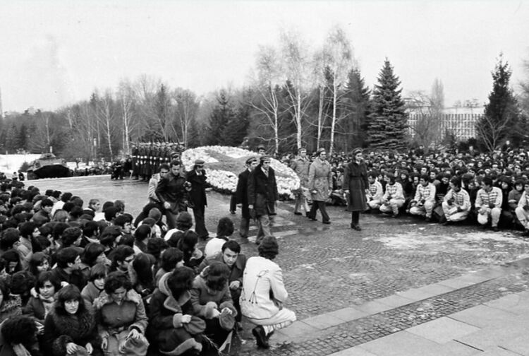 "Нашето поколение ще прекрачи първо дверите на комунизма..." Как празнуваха 8.XII. преди 10.XI.