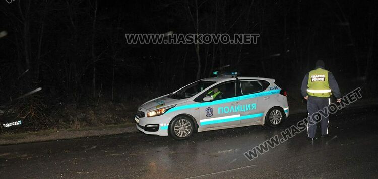 Кола се обърна по таван в канавка край Хасково