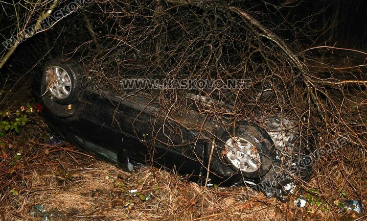 Кола се обърна по таван в канавка край Хасково