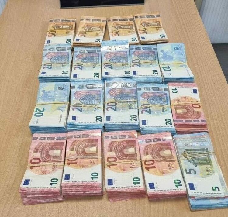Откриха недекларирана валута за над 900 000 лева в три тира