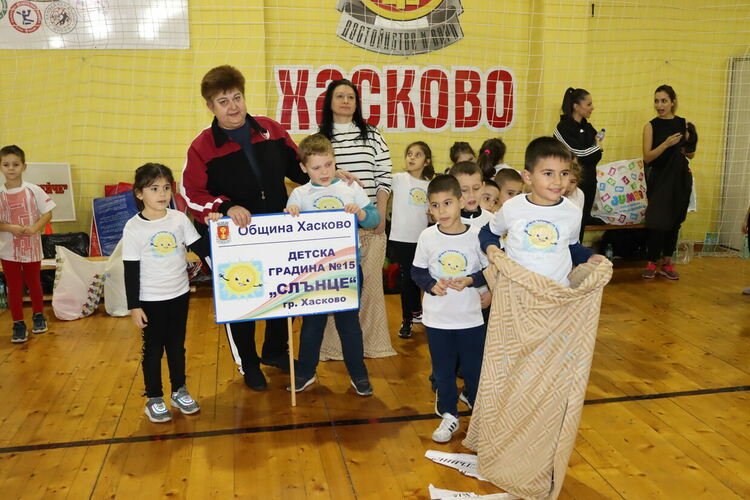 Стотици деца и родители в щури спортни състезания в зала „Спартак“