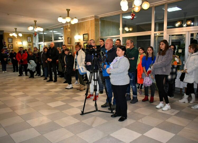 Местни художници събраха свои творби в изложбата "Приказки за Коледа"