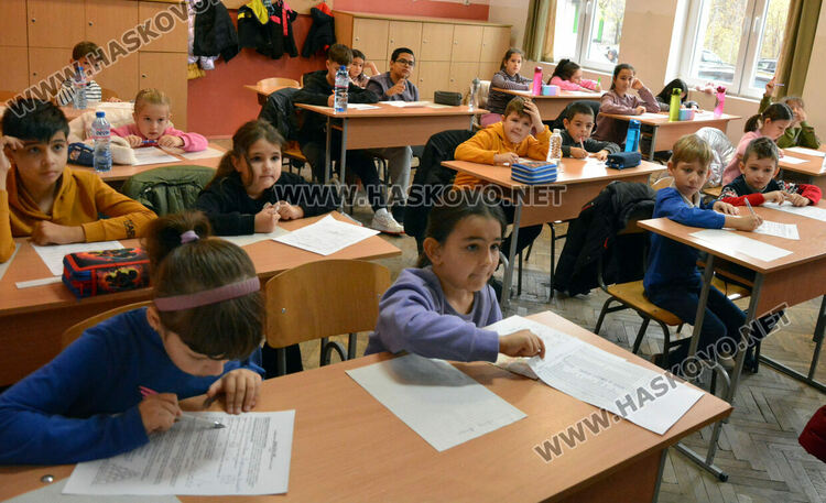 Стотици ученици се включиха в традиционното Коледно математическо състезание