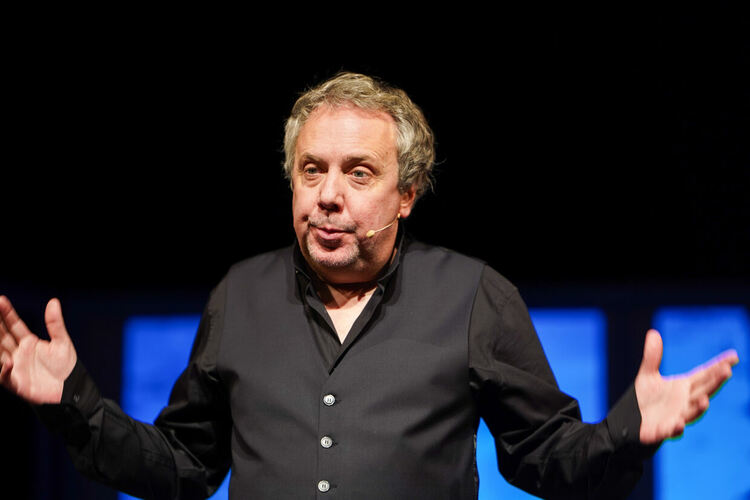 Родопският драматичен театър с три спектакъла преди празниците