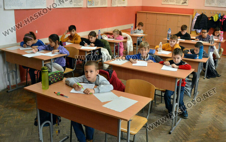 Стотици ученици се включиха в традиционното Коледно математическо състезание